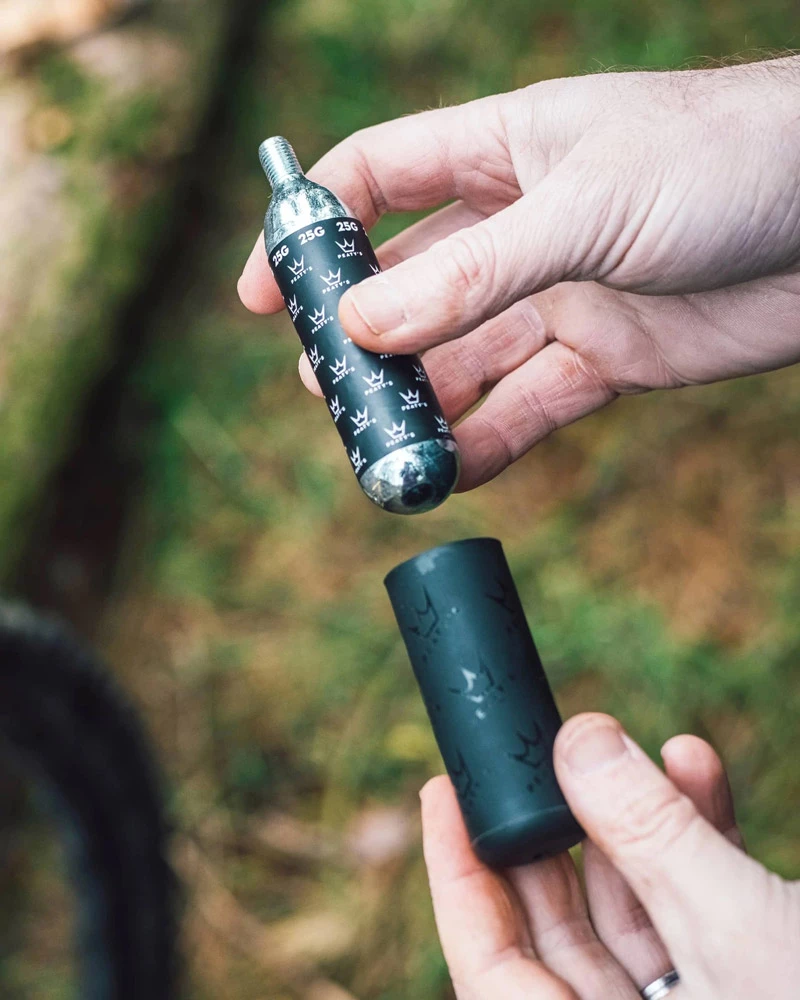 Peaty's Holeshot CO2 Cartridge Refill Pack - MTB (25g) 5er Pack 5 Peaty's Holeshot CO2 Cartridge Refill Pack - MTB (25g) 5er Pack – Image 3