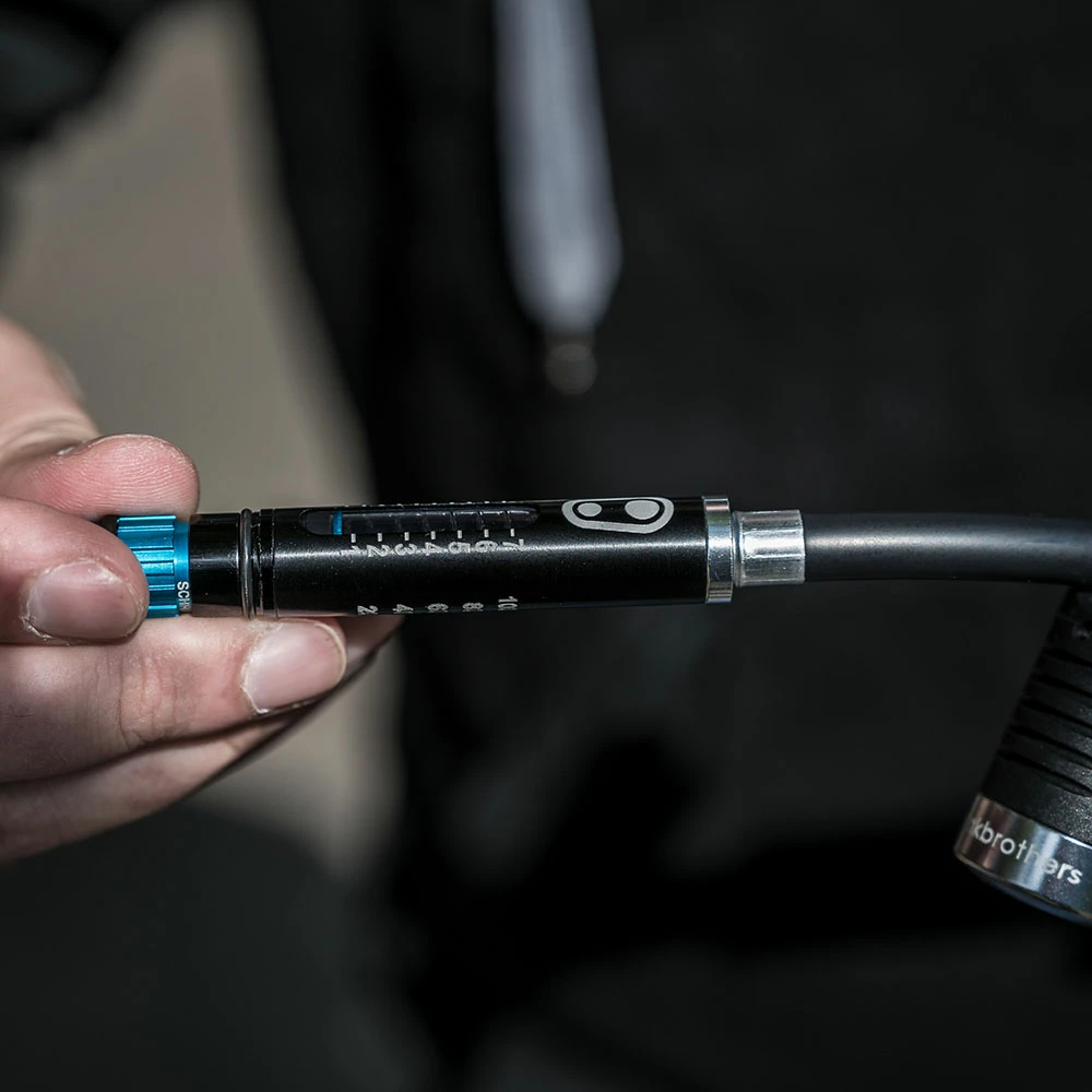 Crankbrothers Pompe Manuelle Klic HV Avec Manomètre 6 Crankbrothers Pompe Manuelle Klic HV Avec Manomètre – Image 4