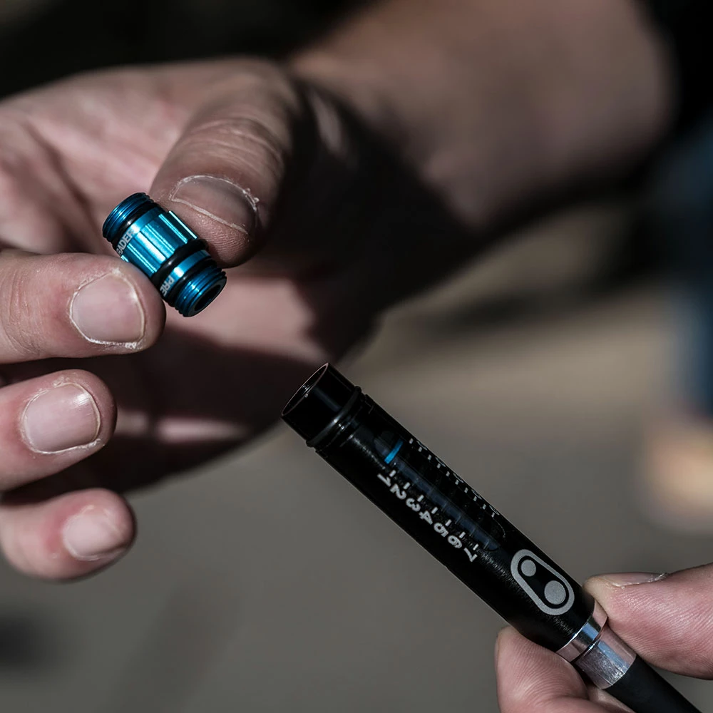 Crankbrothers Pompe Manuelle Klic HV Avec Manomètre 8 Crankbrothers Pompe Manuelle Klic HV Avec Manomètre – Image 6